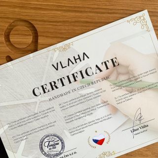 Dřevěné hodiny VLAHA jsou ručně vyráběné v Čechách. Ke každému kusu přidáváme certifikát, který to dokládá. 💫🇨🇿